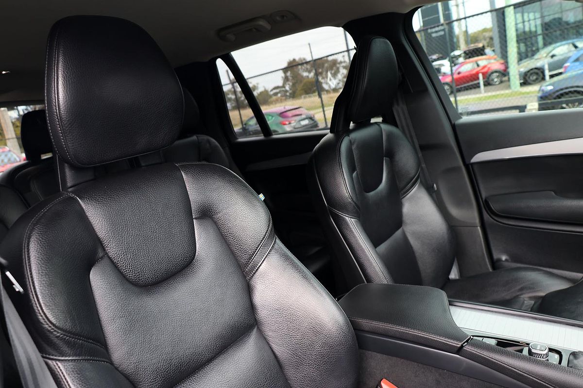 2015 Volvo XC90 T6 Momentum