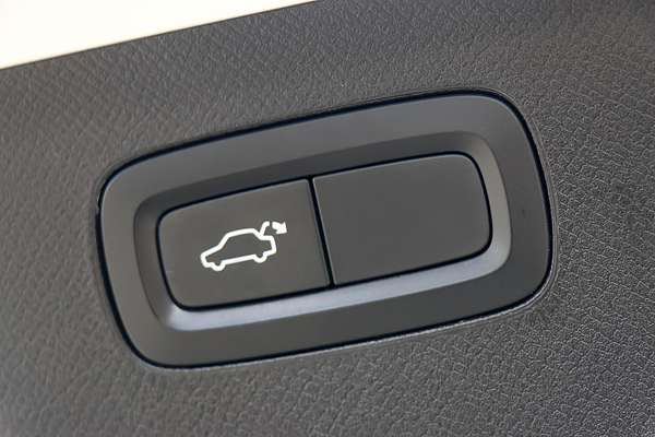 2015 Volvo XC90 T6 Momentum