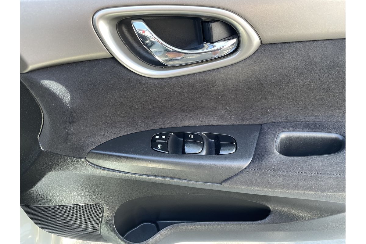 2013 Nissan Pulsar ST B17