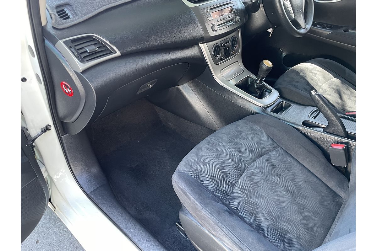 2013 Nissan Pulsar ST B17