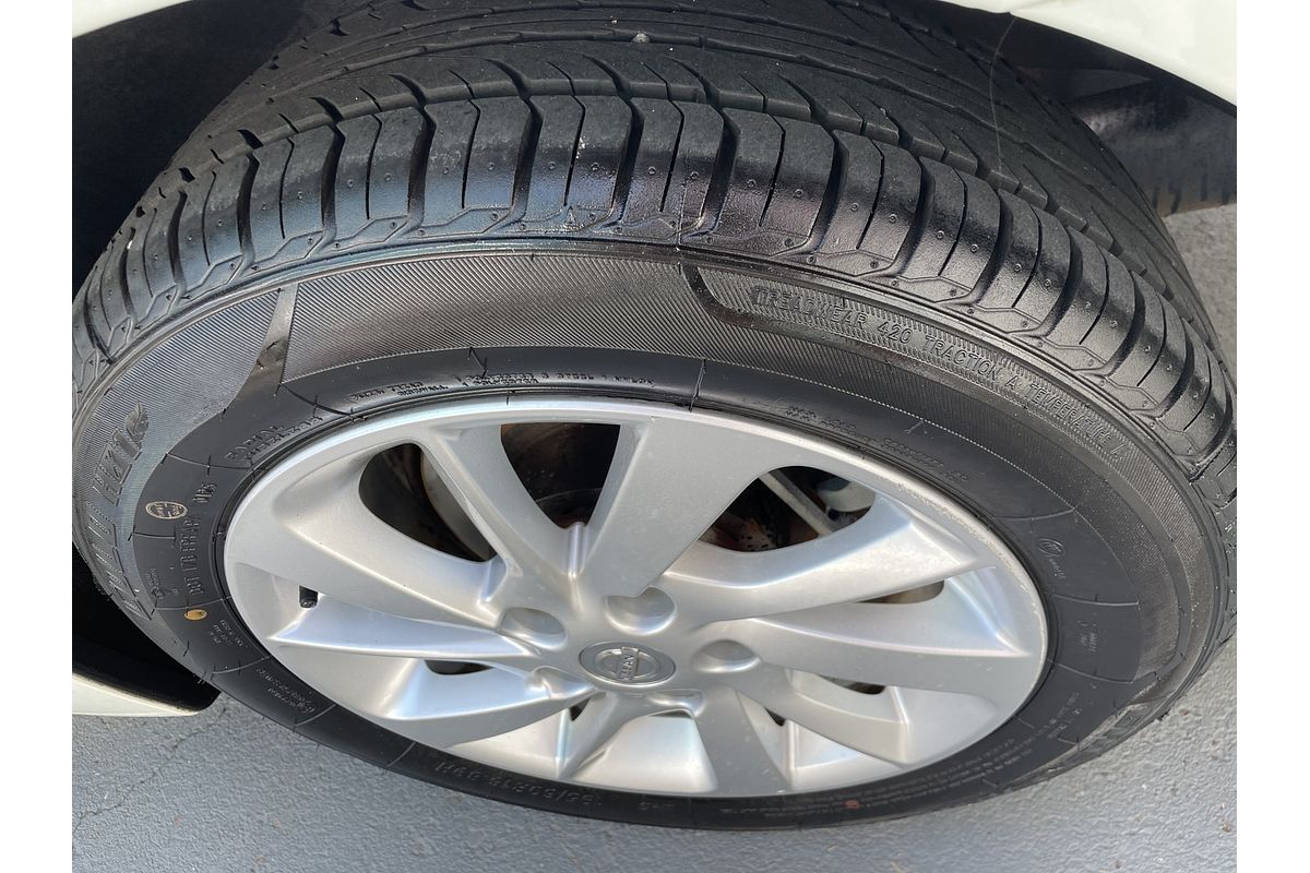 2013 Nissan Pulsar ST B17