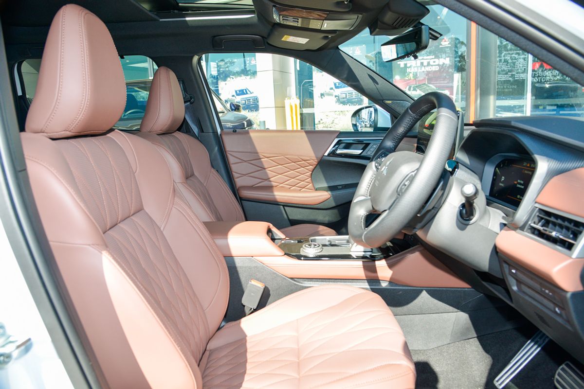 2025 Mitsubishi Outlander Exceed Tourer ZM
