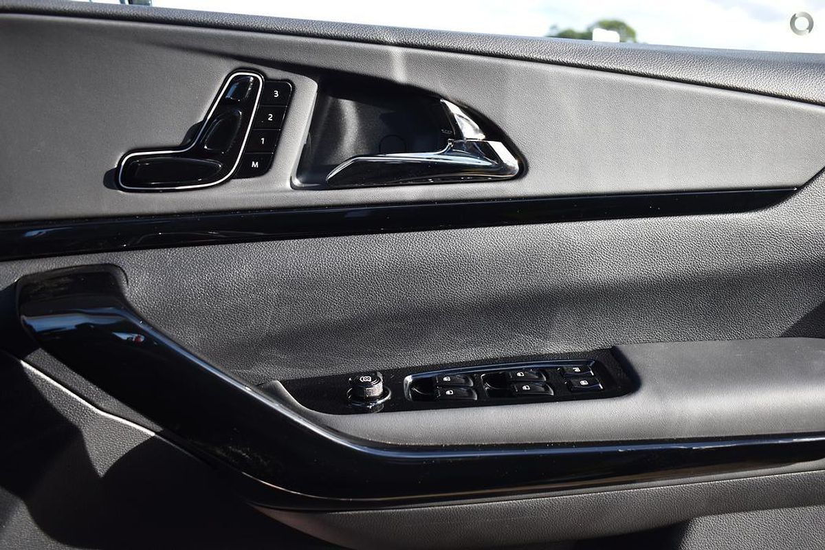 2025 Mahindra XUV700 AX7L