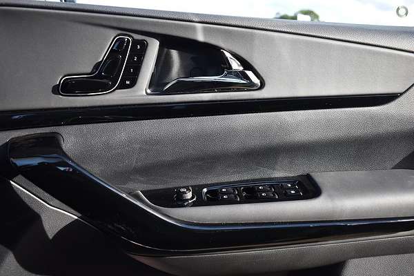 2025 Mahindra XUV700 AX7L