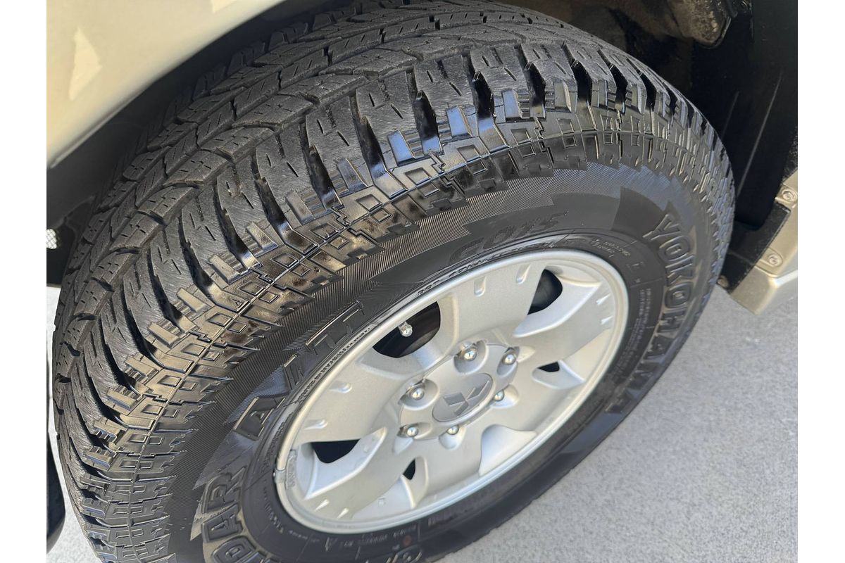 2004 Mitsubishi Pajero Exceed NP