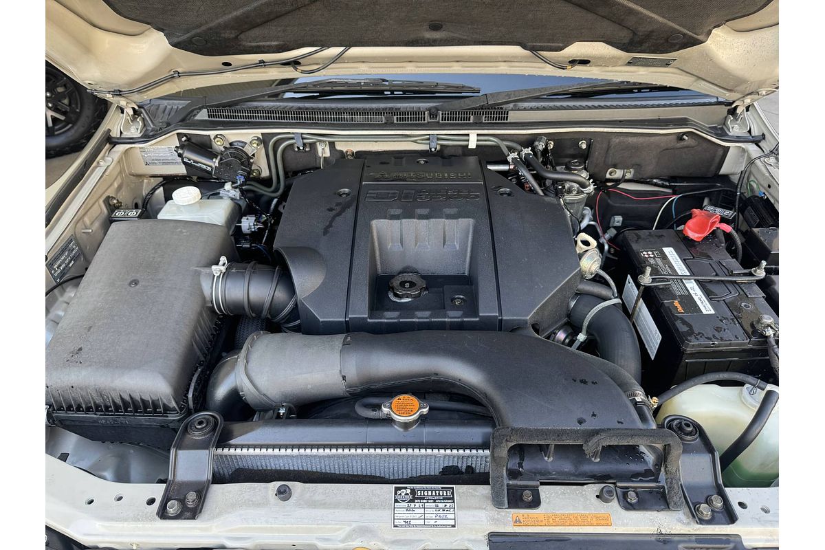 2004 Mitsubishi Pajero Exceed NP