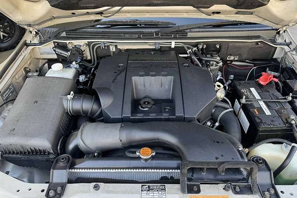 2004 Mitsubishi Pajero Exceed NP