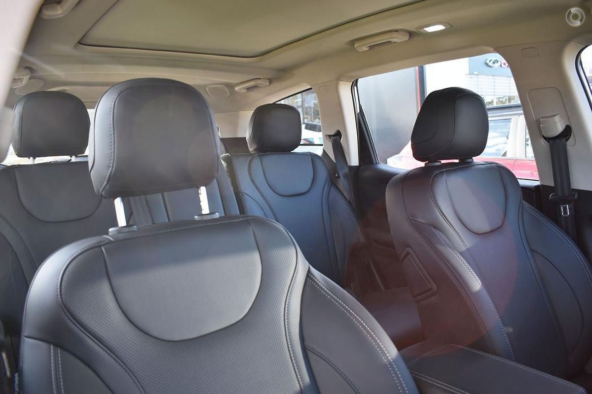 2025 Mahindra XUV700 AX7L