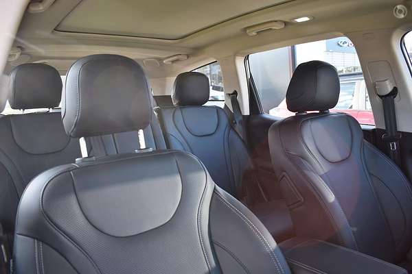 2025 Mahindra XUV700 AX7L