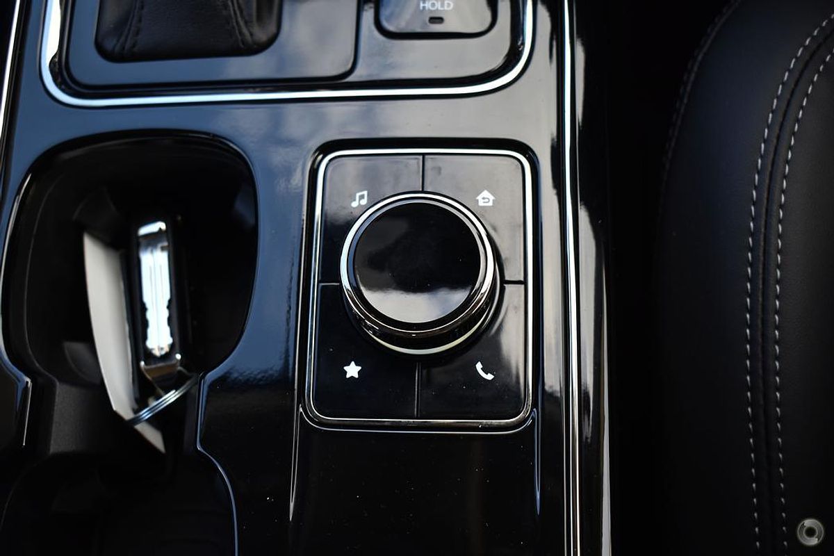 2025 Mahindra XUV700 AX7L