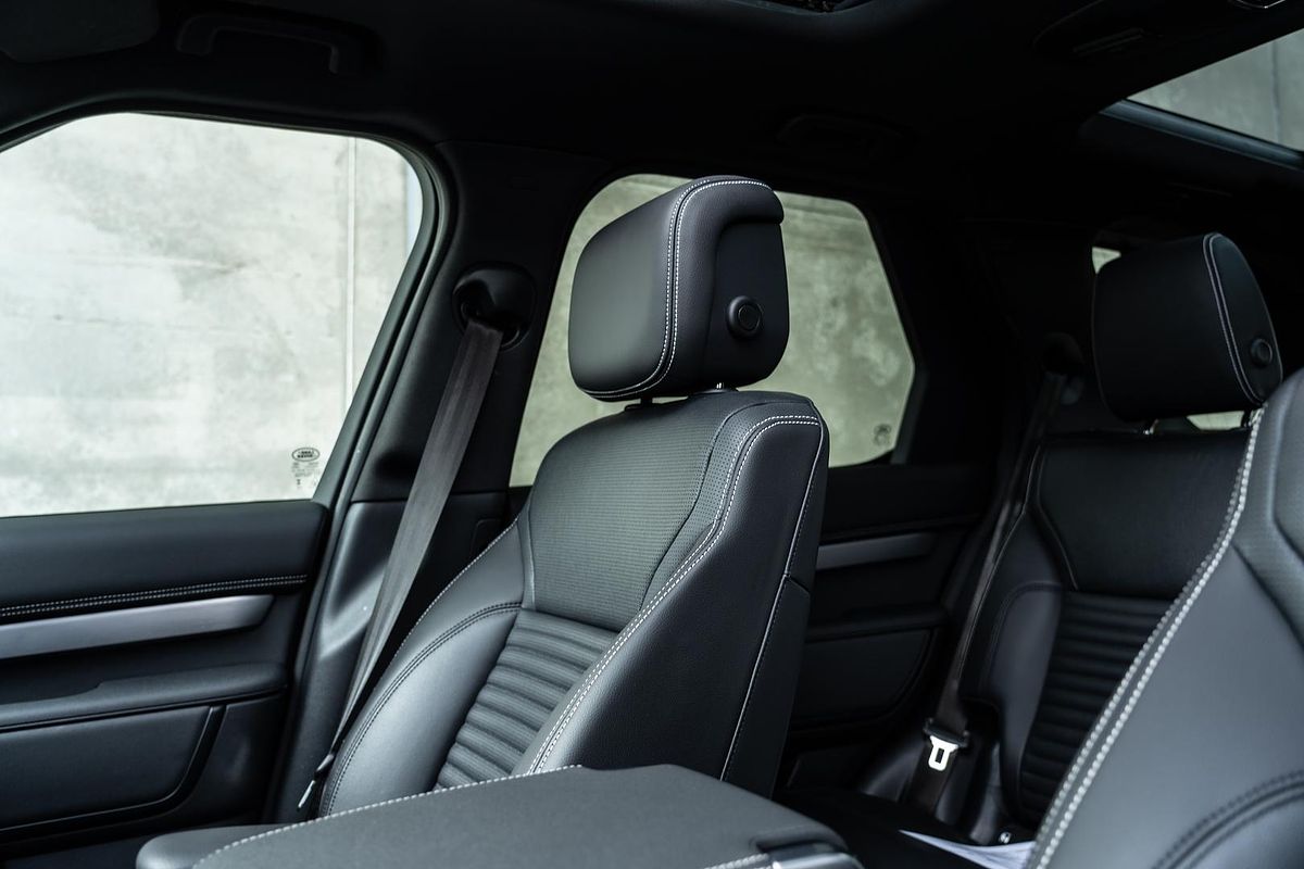 2024 Land Rover Discovery D350 Dynamic SE Series 5
