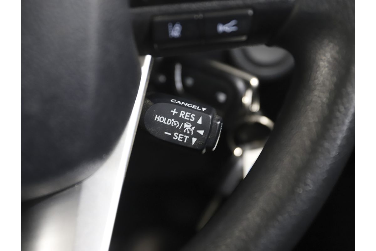 Hilux 4x2 Workmate 2.7L Petrol Manual Double Cab 2U82860 001