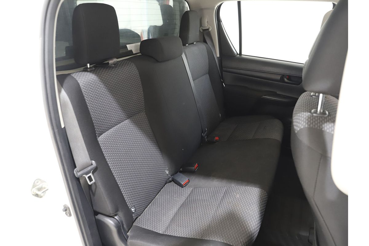 Hilux 4x2 Workmate 2.7L Petrol Manual Double Cab 2U82860 001