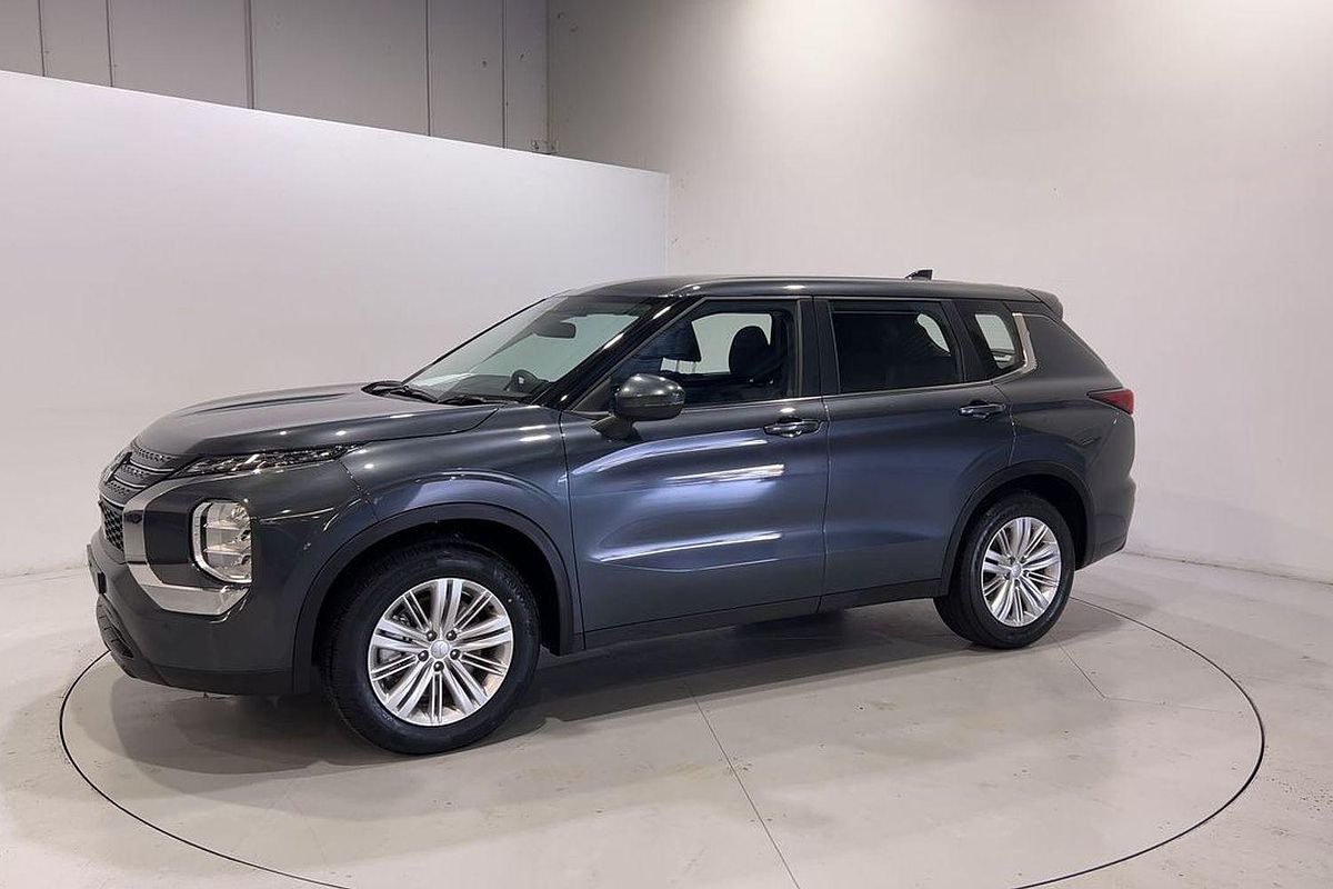 2023 Mitsubishi Outlander LS Black Edition ZM