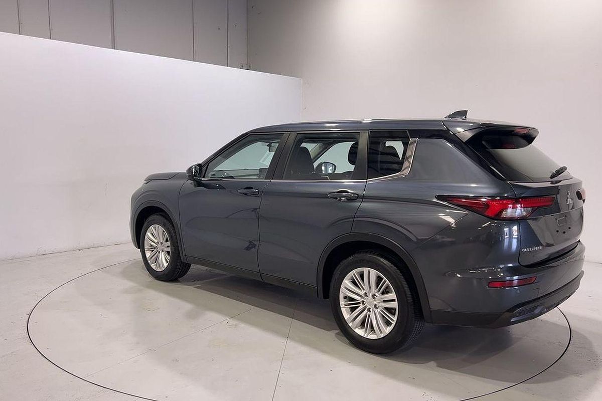 2023 Mitsubishi Outlander LS Black Edition ZM
