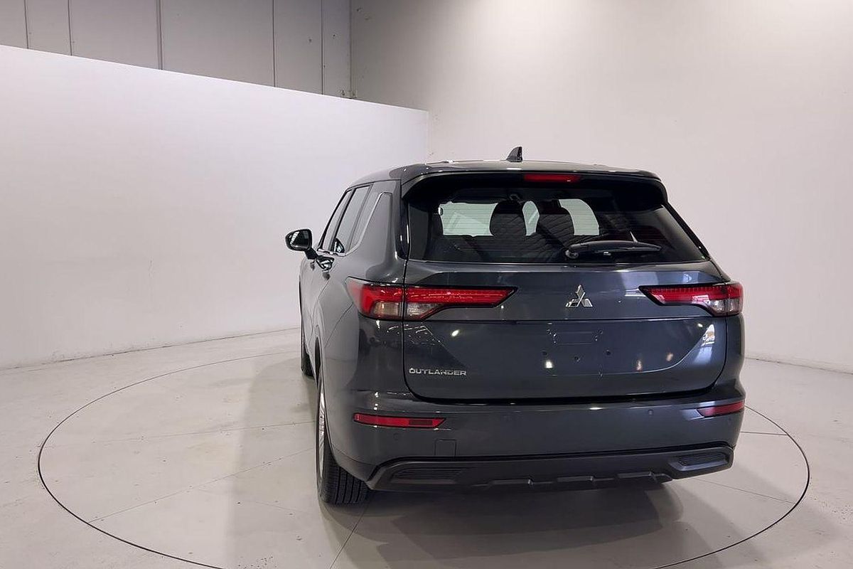 2023 Mitsubishi Outlander LS Black Edition ZM