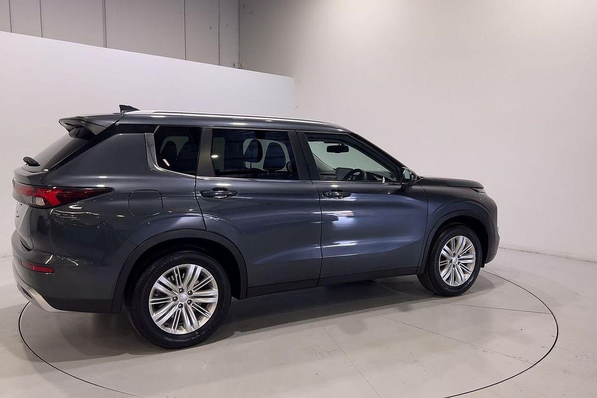 2023 Mitsubishi Outlander LS Black Edition ZM