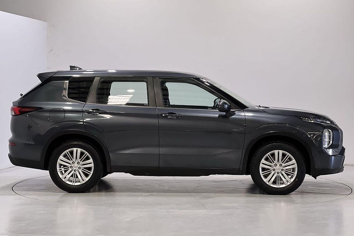2023 Mitsubishi Outlander LS Black Edition ZM