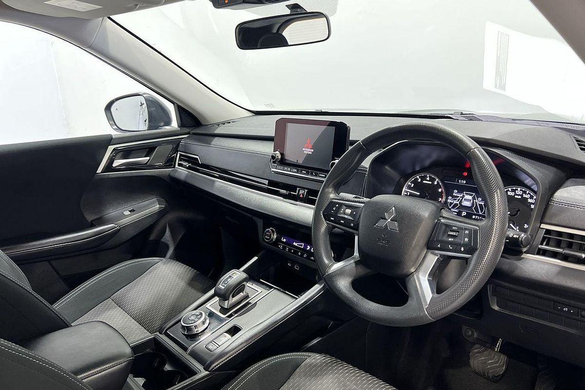2023 Mitsubishi Outlander LS Black Edition ZM