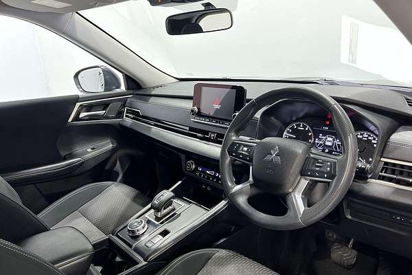 2023 Mitsubishi Outlander LS Black Edition ZM
