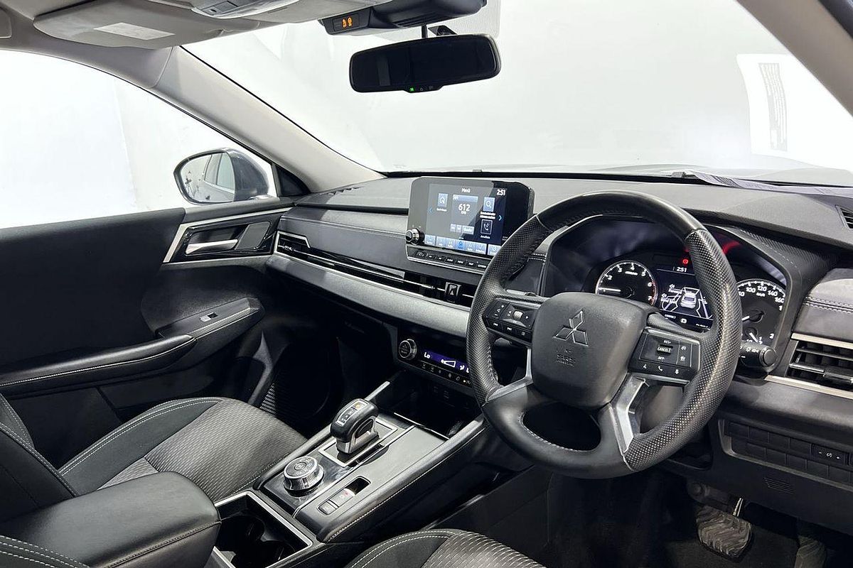 2023 Mitsubishi Outlander LS Black Edition ZM