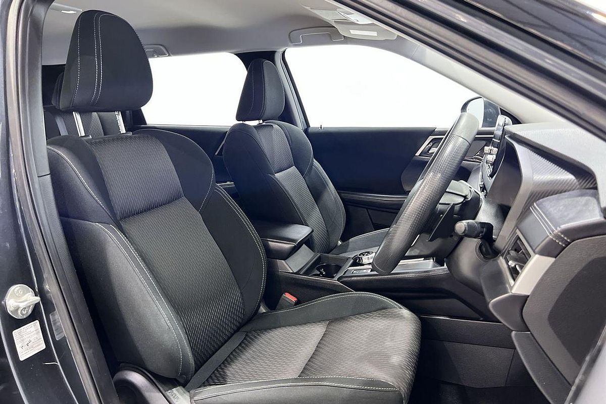 2023 Mitsubishi Outlander LS Black Edition ZM