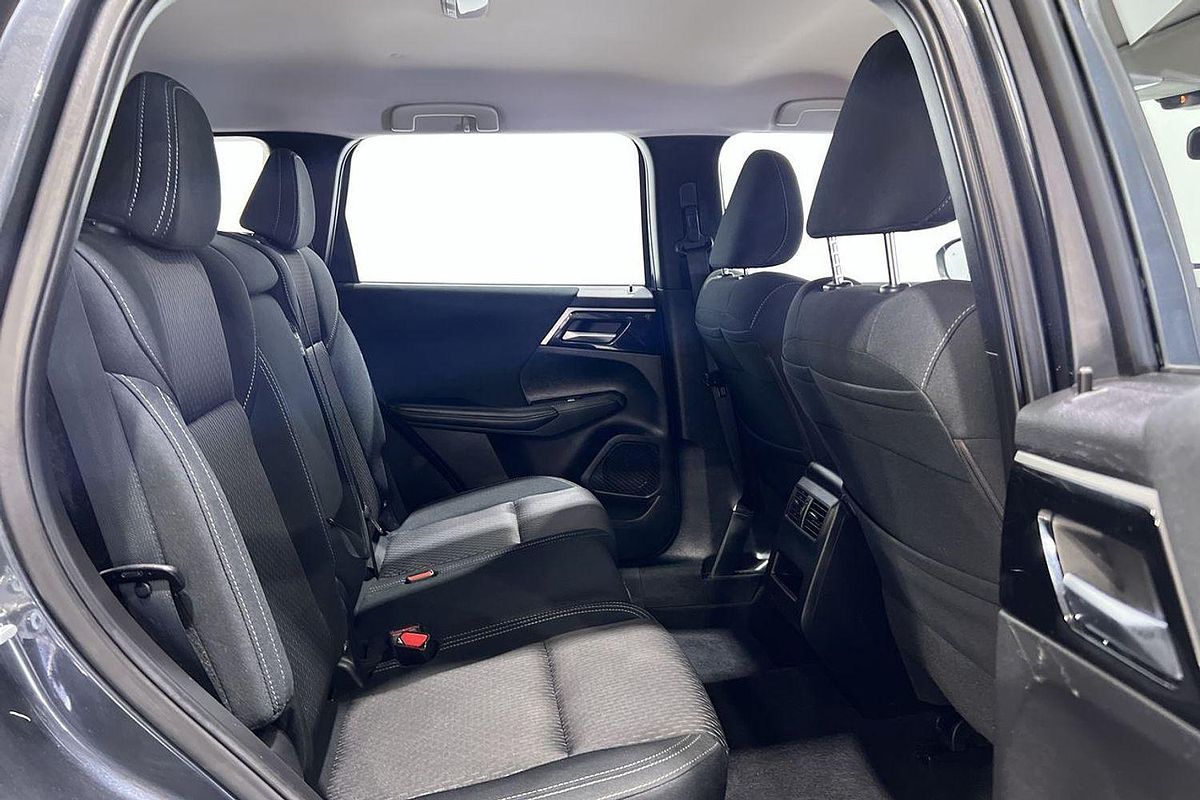 2023 Mitsubishi Outlander LS Black Edition ZM