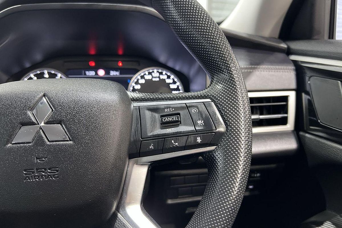 2023 Mitsubishi Outlander LS Black Edition ZM