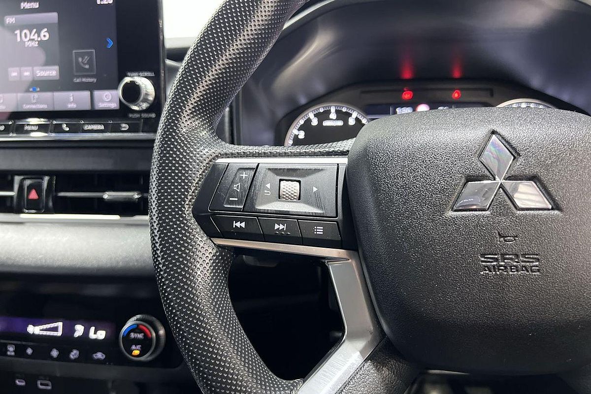2023 Mitsubishi Outlander LS Black Edition ZM