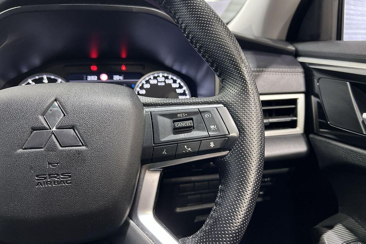 2023 Mitsubishi Outlander LS Black Edition ZM
