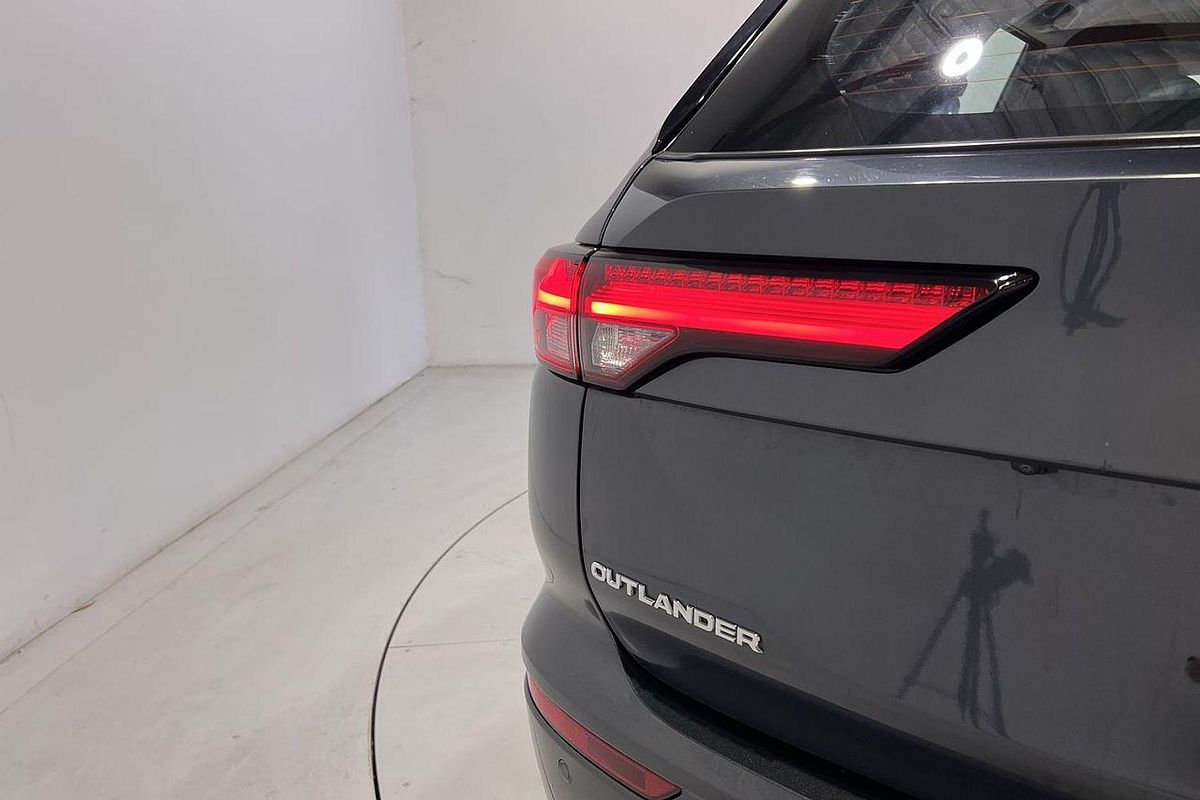 2023 Mitsubishi Outlander LS Black Edition ZM