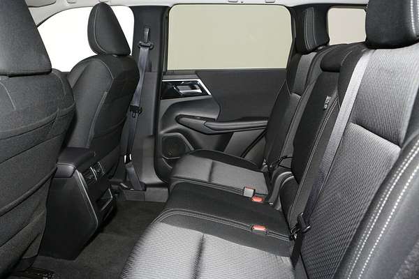 2024 Mitsubishi Outlander LS ZM