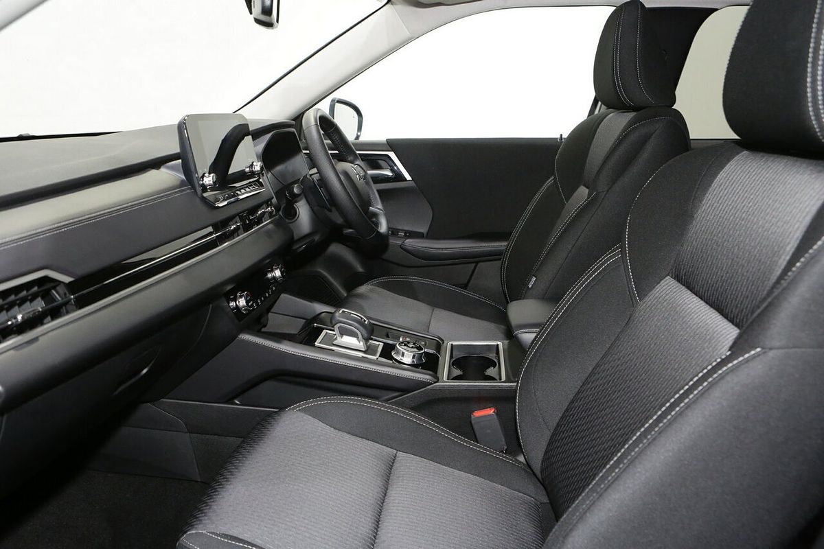 2024 Mitsubishi Outlander LS ZM