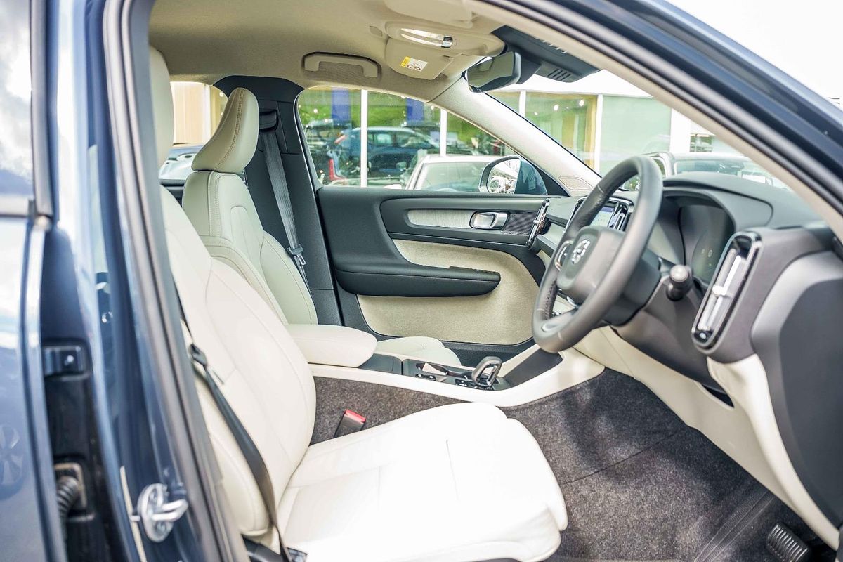2025 Volvo XC40 Plus B4