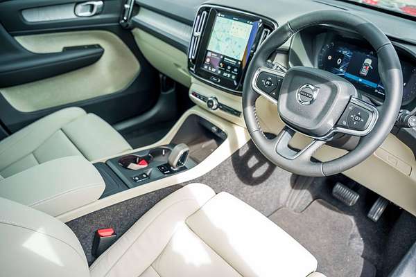 2025 Volvo XC40 Plus B4