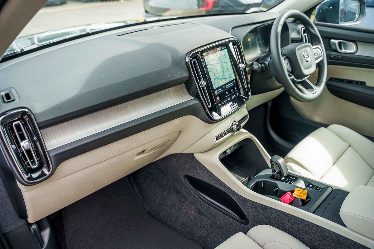 2025 Volvo XC40 Plus B4