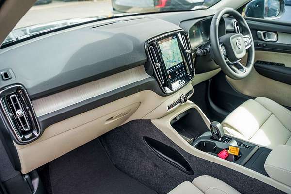 2025 Volvo XC40 Plus B4
