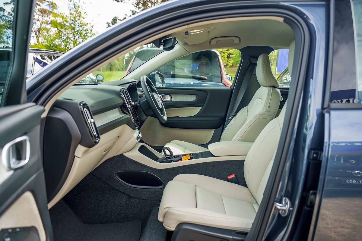 2025 Volvo XC40 Plus B4