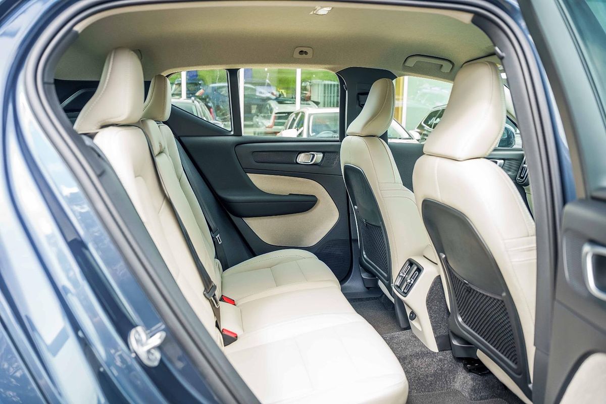 2025 Volvo XC40 Plus B4