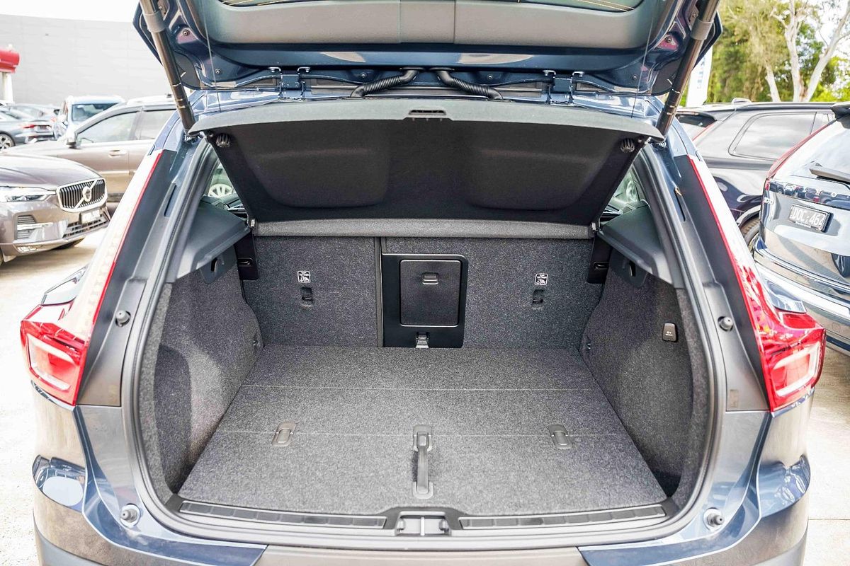 2025 Volvo XC40 Plus B4