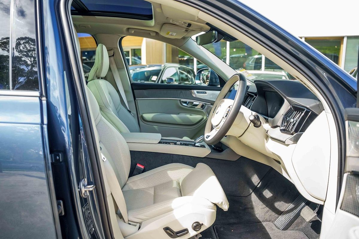 2025 Volvo XC90 Ultra B5 Bright