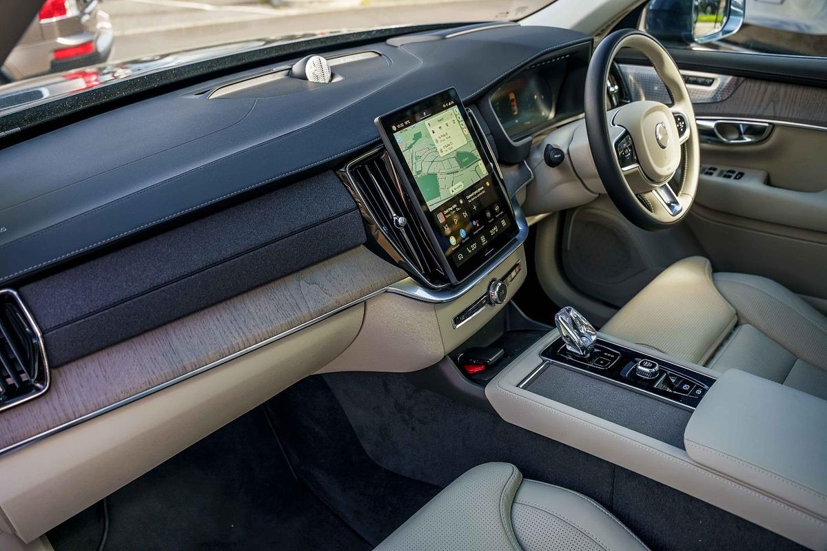 2025 Volvo XC90 Ultra B5 Bright