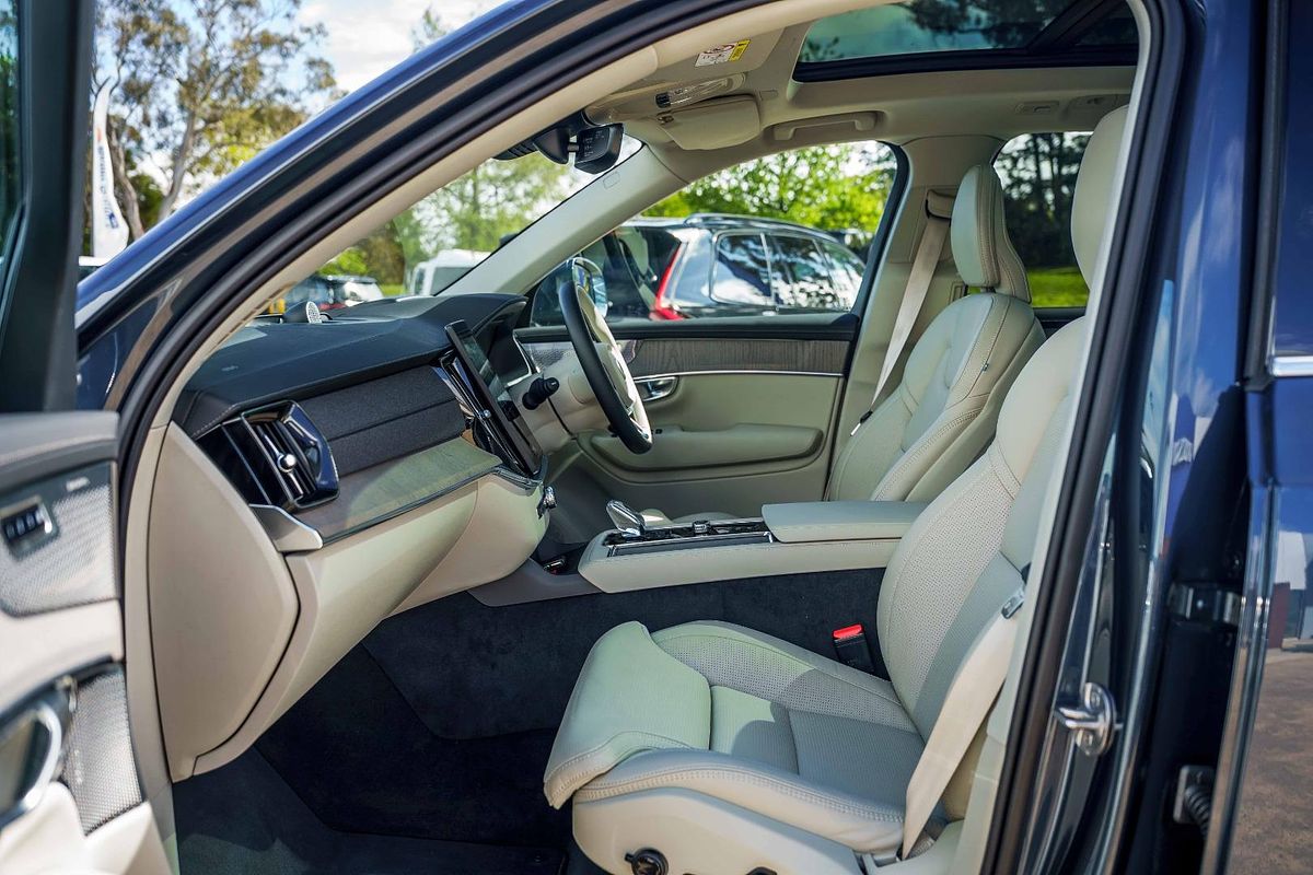 2025 Volvo XC90 Ultra B5 Bright