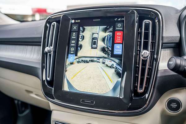 2025 Volvo XC40 Plus B4