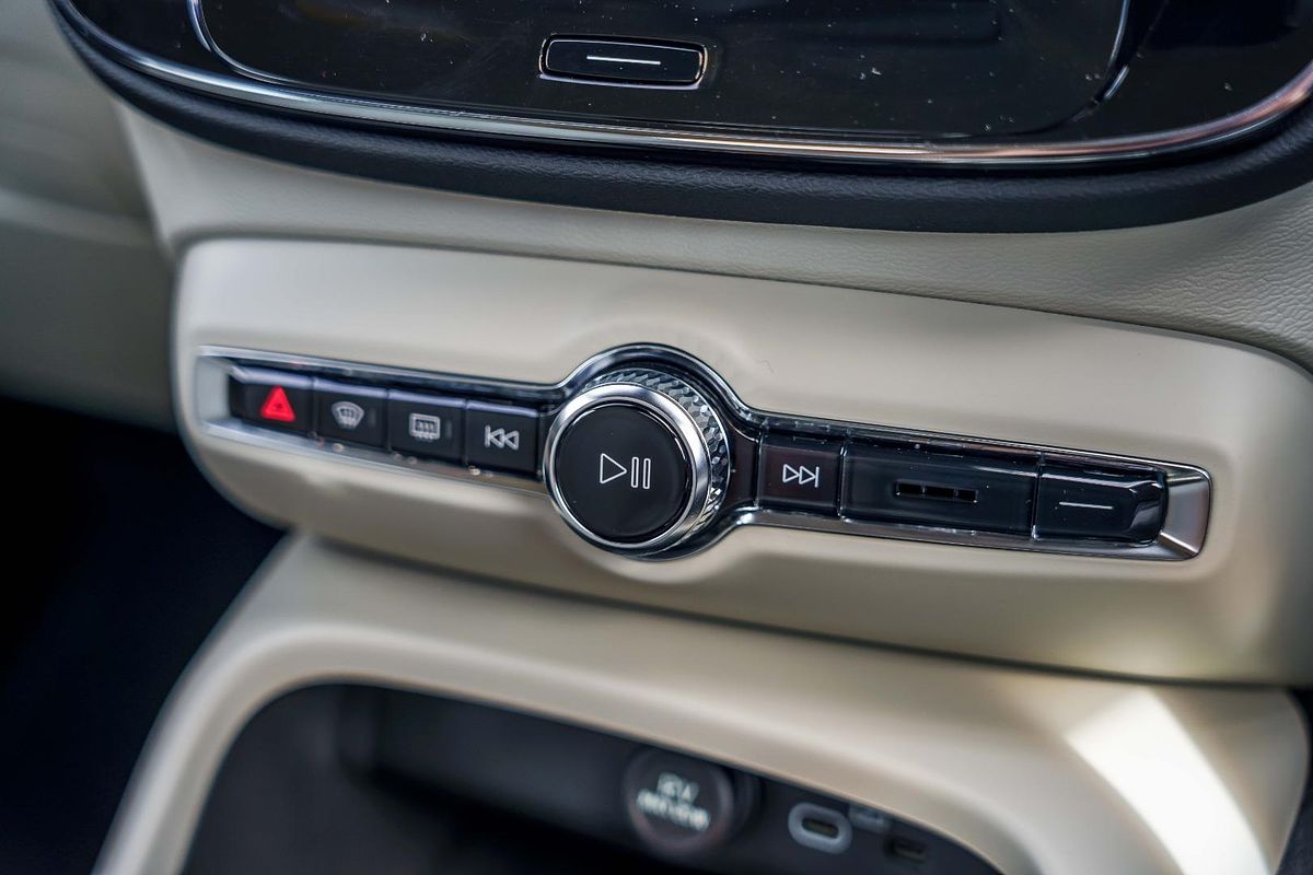 2025 Volvo XC40 Plus B4