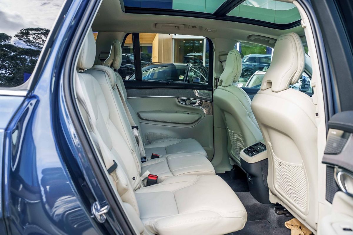 2025 Volvo XC90 Ultra B5 Bright