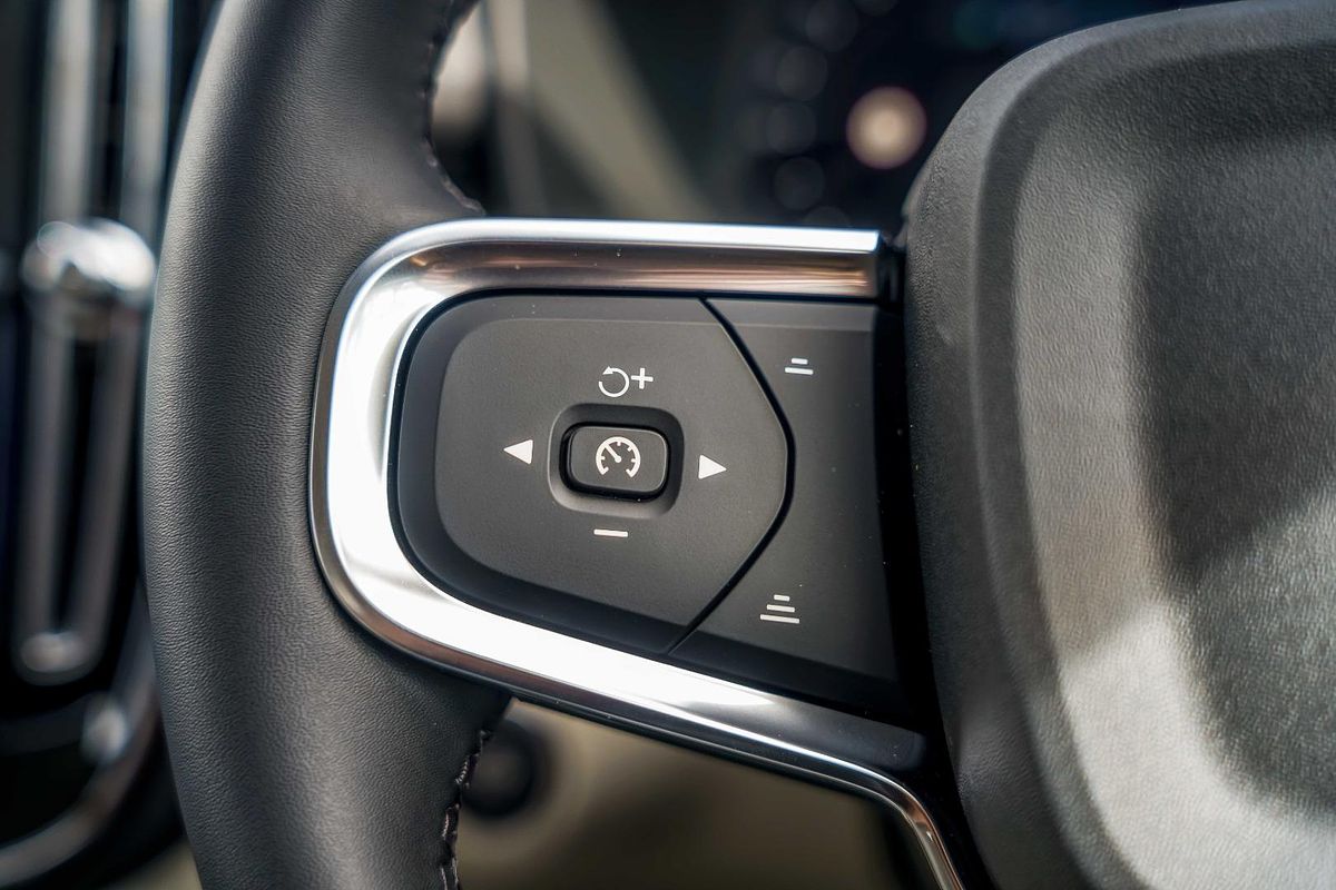 2025 Volvo XC40 Plus B4