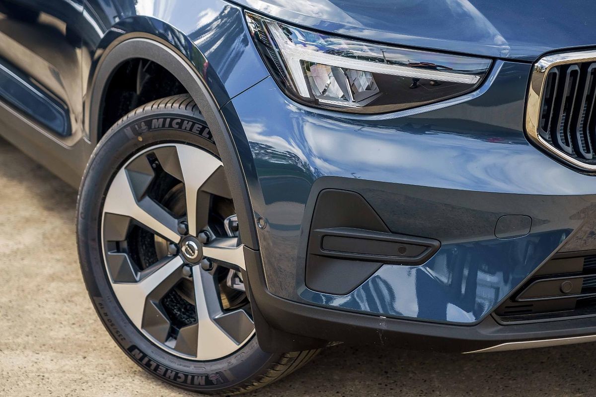 2025 Volvo XC40 Plus B4