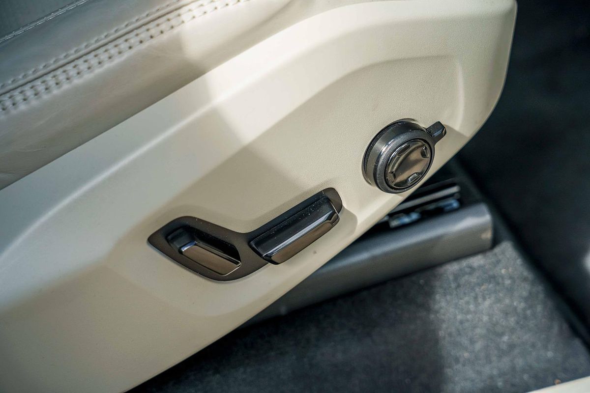 2025 Volvo XC90 Ultra B5 Bright