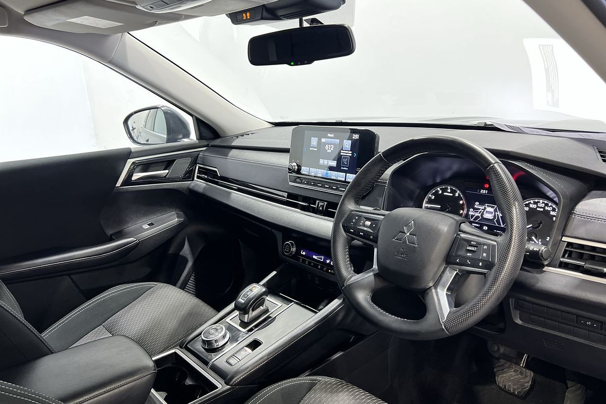 2023 Mitsubishi Outlander LS Black Edition ZM